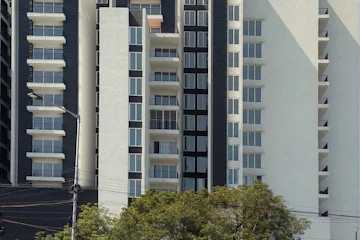 Immeuble résidentiel blanc de grande hauteur