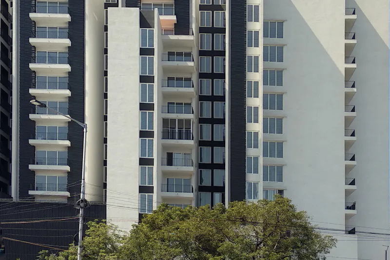 Immeuble résidentiel blanc de grande hauteur