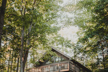 Maison en bois avec terrasse dans une forêt